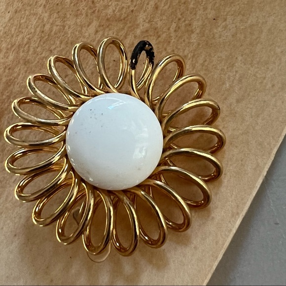 EMMONS VTG 1950s  Gold Tone and White Clip On Sri in Original Box! - Picture 14 of 16